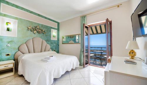 Deluxe Double Room with Balcony and Sea View