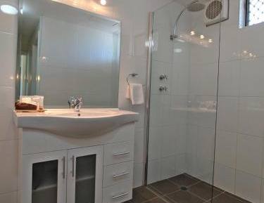 1 King Bed, 1 Bedroom Apartment