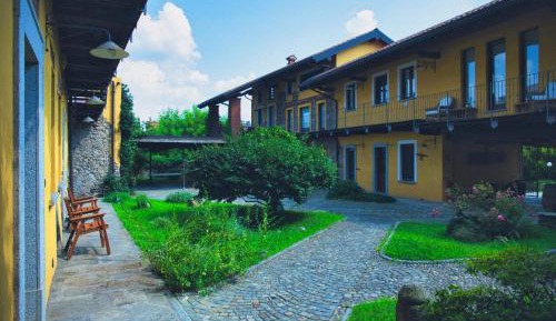 Deluxe Double Room (2 Adults + 1 Child)