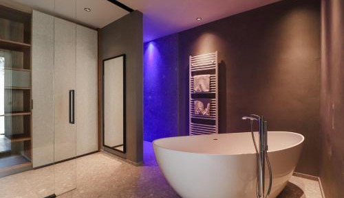 Deluxe Suite with Spa Bath
