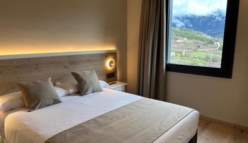 Double or Twin Room with Mountain View