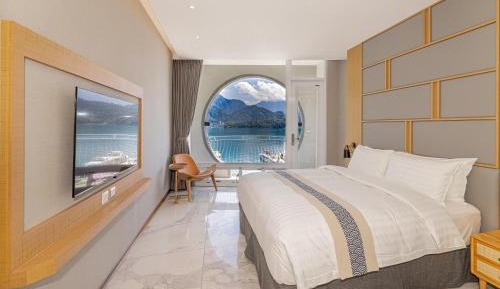 Deluxe Double Room with Balcony and Lake View