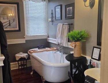 Queen Room with Spa Bath