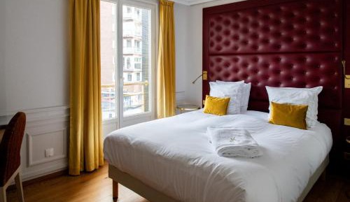 Standard room with historical Tower view