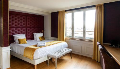 Suite with Port View and Terrace