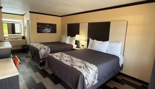 Queen Room with Two Queen Beds - Smoking
