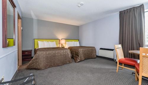 Deluxe Family Room with Kitchen