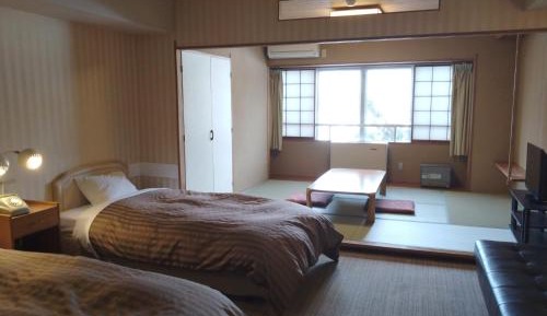 Standard Twin Room with Mountain View