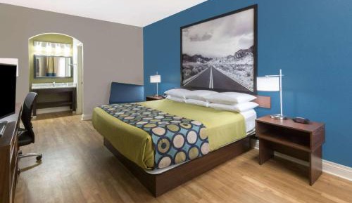 Queen Room with Roll-In Shower - Mobility/Hearing Accessible - Non-Smoking