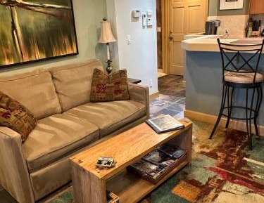 Deluxe Queen Suite