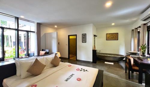 Deluxe Double Pool Access with Balcony