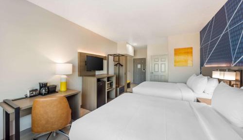 Quadruple Room with Two Queen Beds - Non Smoking