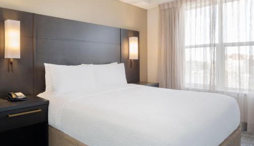One-Bedroom Queen Suite