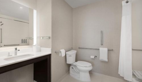 One-Bedroom King Suite with Sofa Bed - Mobility/Hearing Accessible with Tub