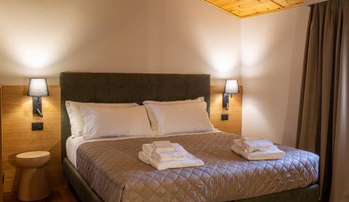 Deluxe Two-Bedroom Apartment with Garden View
