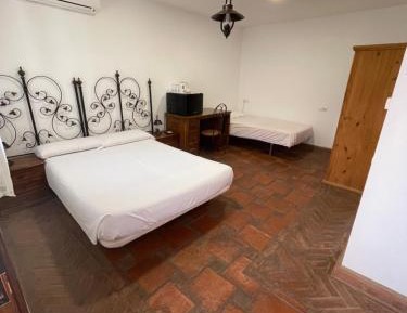 Deluxe Room (2 Adults + 1 Child)