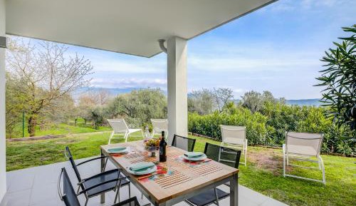 Apartment with Lake View