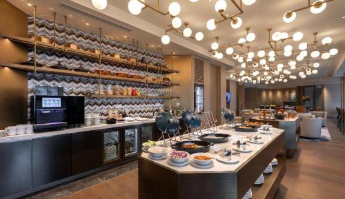 Standard King Room with Lounge Access