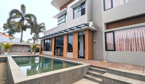 Villa with Garden View