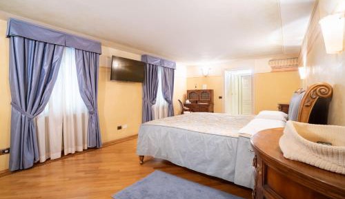 King Room with Spa Bath