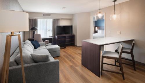 One-Bedroom Queen Suite
