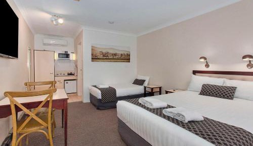 Triple Room – 1 Queen Bed and 1 Single Bed Non Smoking