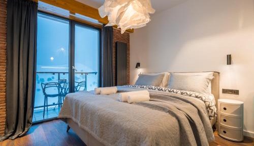 Apartment with Mountain View