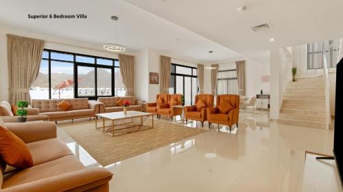 Superior 6BR Villa with Private Pool, Marina & Large Outdoor Area