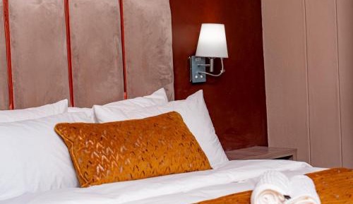 Junior Queen Room
