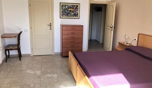 Deluxe One-Bedroom Apartment