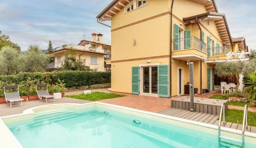 Villa with Garden View