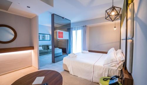 Junior Queen Suite with Sofa Bed and Private Garden - Non-Smoking