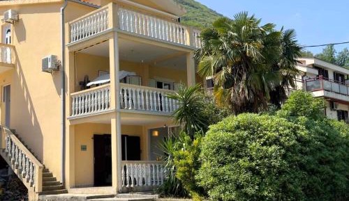One-Bedroom Apartment with Sea View and Balcony