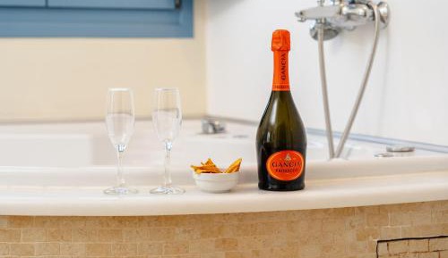 Deluxe Suite with Sea View and Hot Tub (2 Adults +3 Children)