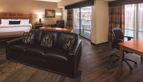 Deluxe King Suite with Pool View - Non-Smoking