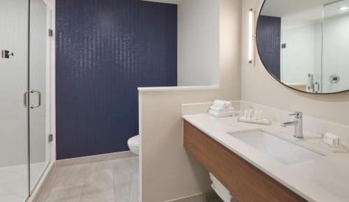 One-Bedroom Queen Suite