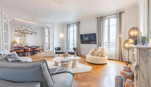 Five-Bedroom Deluxe Apartment