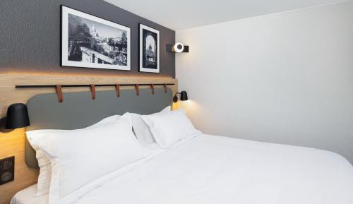 Standard Room - 1 Queen Bed