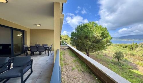 Deluxe One-Bedroom Apartment with Ocean View