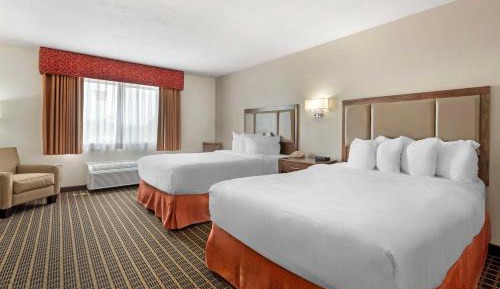 Queen Room with Two Queen Beds and Bath Tub - Non-Smoking