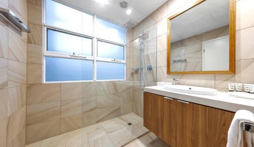 One-Bedroom Apartment with One King Bed