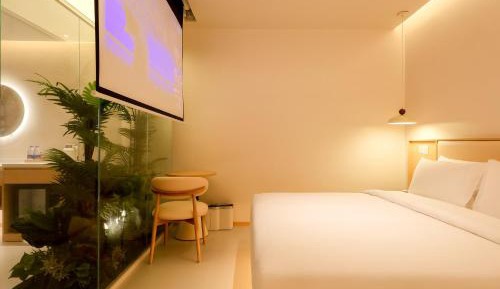 Deluxe Queen Room
