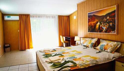 Two-Bedroom Apartment with Mountain View