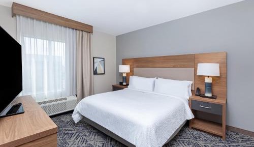 One-Bedroom King Suite with Mobility Accessible Tub
