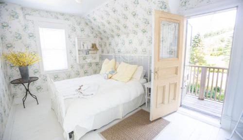 Queen Room with Shared Bathroom