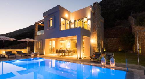 Three-Bedroom Villa with Private Pool-Topaz
