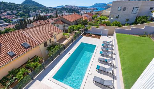 Deluxe Four Bedroom Apartment with Balcony and Sea View