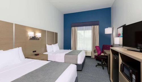 Queen Room with Two Queen Beds and Roll-In Shower - Mobility Accessible/Non-Smoking