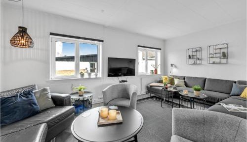 Ten-Bedroom Holiday Home