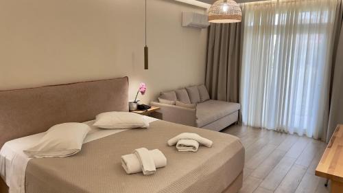 Deluxe Double Room with Side Sea View